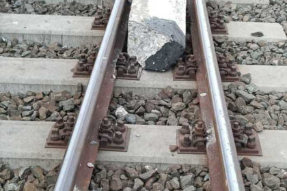 constanta un element de beton asezat pe calea ferata a fost lovit de un tren a existat riscul deraierii 6a33ebcc93fd0
