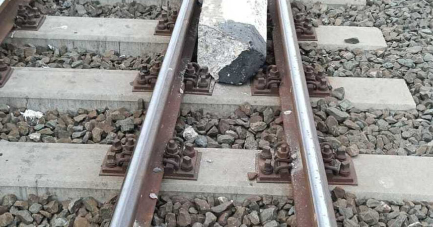 constanta un element de beton asezat pe calea ferata a fost lovit de un tren a existat riscul deraierii 6a33ebcc93fd0