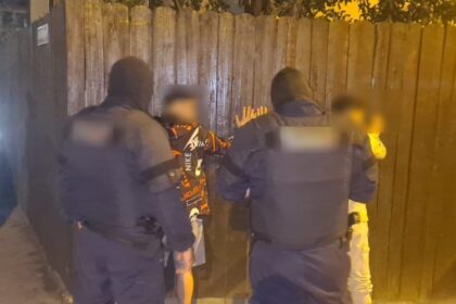 de pe acoperis direct la puscarie scene de cascadorii rasului si exhibitionism la tortomanu s a urcat pe casa si le a aratat sexul politistilor 6a3a614324d65