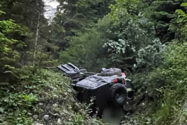 doua persoane au fost ranite dupa ce au cazut cu masina intr o rapa de aproximativ 10 12 metri in judetul bacau 6a3ee113c55ea