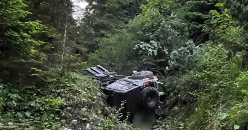 doua persoane au fost ranite dupa ce au cazut cu masina intr o rapa de aproximativ 10 12 metri in judetul bacau 6a3ee113c55ea