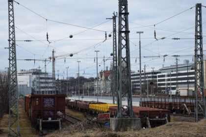 doua vagoane ale unui tren de marfa au cazut de pe un pod in munchen o persoana a fost grav ranita 6a3636b429c00