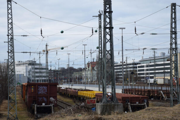 doua vagoane ale unui tren de marfa au cazut de pe un pod in munchen o persoana a fost grav ranita 6a3636b429c00