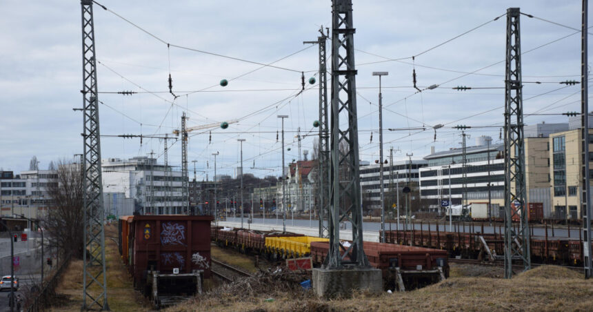 doua vagoane ale unui tren de marfa au cazut de pe un pod in munchen o persoana a fost grav ranita 6a3636b429c00