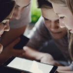 eurobarometru 44 dintre adolescentii romani spun ca petrec prea mult timp in fata ecranelor ce fac pentru a se proteja online 6a31a07a3843c