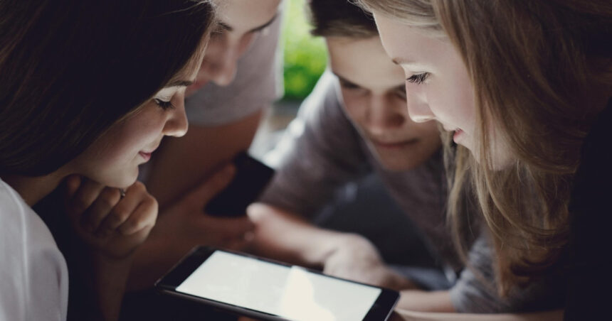 eurobarometru 44 dintre adolescentii romani spun ca petrec prea mult timp in fata ecranelor ce fac pentru a se proteja online 6a31a07a3843c