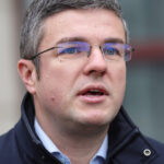 exclusiv irineu darau atac dur la adresa premierului desemnat s a urcat maimuta in copac si i se vede fundul acesta este adrian vestea 6a3117621fc8c