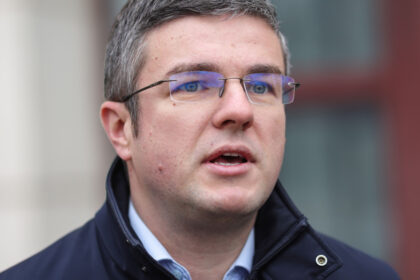 exclusiv irineu darau atac dur la adresa premierului desemnat s a urcat maimuta in copac si i se vede fundul acesta este adrian vestea 6a3117621fc8c