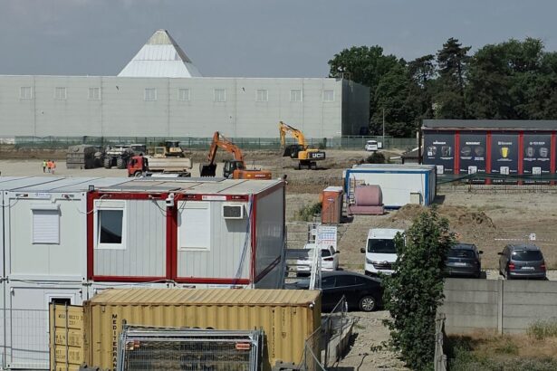 foto video fratii paval sunt tanc construiesc un magazin dedeman chiar sub nasul hornbach cu mcdrive in incinta investitiei 6a3c50fb25e03