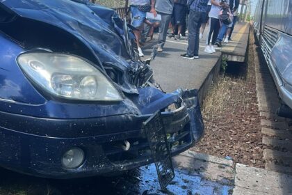 galerie foto accident feroviar la castelu o masina s a facut praf 6a32751774b4a