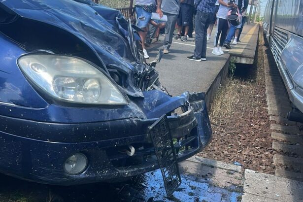 galerie foto accident feroviar la castelu o masina s a facut praf 6a32751774b4a
