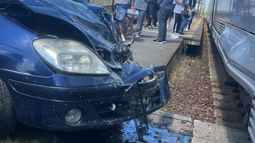 galerie foto accident feroviar la castelu o masina s a facut praf 6a32751774b4a