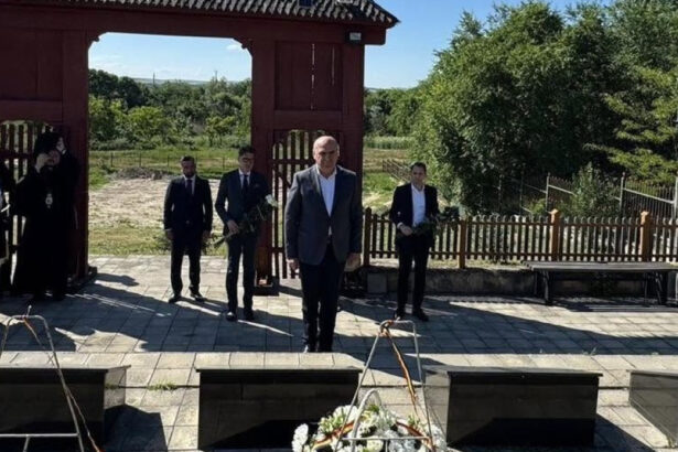 ilie bolojan a depus o coroana la manastirea eroilor romani de la tiganca republica moldova in memoria soldatilor morti in 1941 6a2e284414104