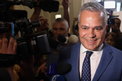 live text adrian vestea va depune azi lista ministrilor premierul desemnat cauta in continuare voturile necesare a cerut sprijin si la aur 6a3271257dba2