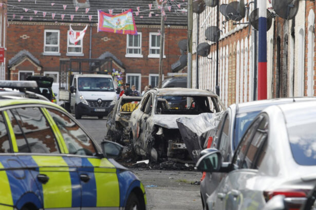 news alert trei familii de romani au fost afectate de violentele din belfast mae locuintele le au fost vandalizate 6a2989eb9ce68
