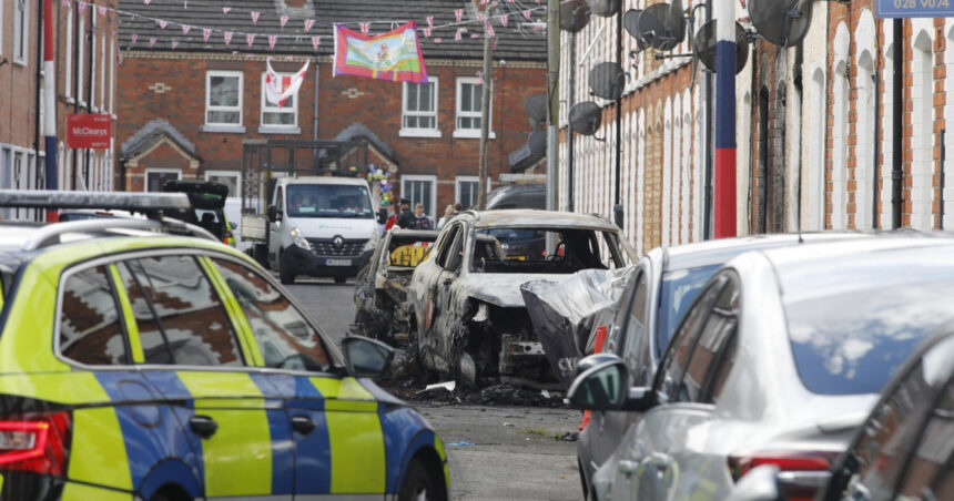 news alert trei familii de romani au fost afectate de violentele din belfast mae locuintele le au fost vandalizate 6a2989eb9ce68
