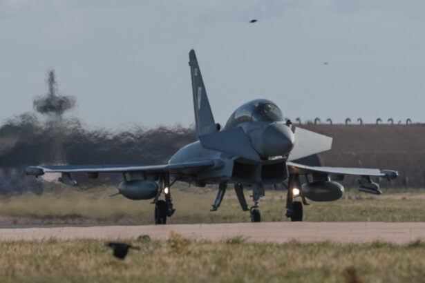 patru avioane eurofighter typhoon ale fortelor aeriene italiene au aterizat la baza mihail kogalniceanu au sosit si 180 de militari 6a2060dd867a1