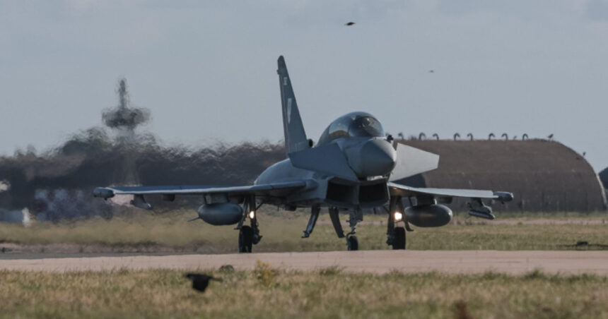 patru avioane eurofighter typhoon ale fortelor aeriene italiene au aterizat la baza mihail kogalniceanu au sosit si 180 de militari 6a2060dd867a1