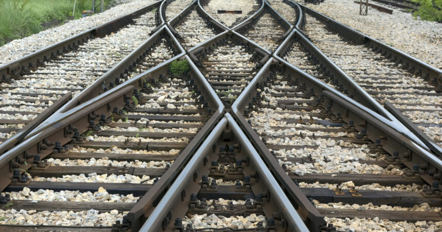 pericol pe calea ferata in suceava scanduri de lemn au fost gasite perpendicular pe sine un tren la un pas de tragedie 6a4217ba1de6b