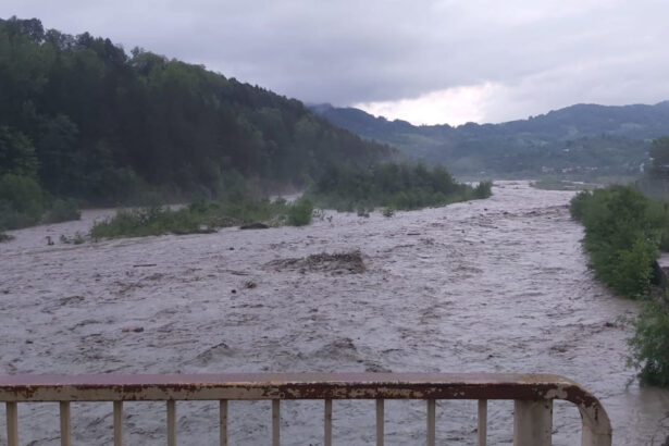 ploile fac ravagii in vrancea si neamt persoane evacuate sate afectate si pod avariat in grinties 6a25ade691851