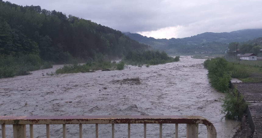 ploile fac ravagii in vrancea si neamt persoane evacuate sate afectate si pod avariat in grinties 6a25ade691851