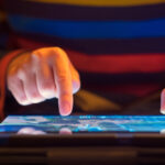 proiect pentru protectia minorilor in mediul digital depus in parlament platformele ar putea fi obligate la verificarea varstei 6a43f95ea522a