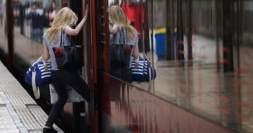 trenurile soarelui 2026 au intrat in circulatie legaturi directe spre litoral din toate regiunile tarii 6a2bd4e6ec504