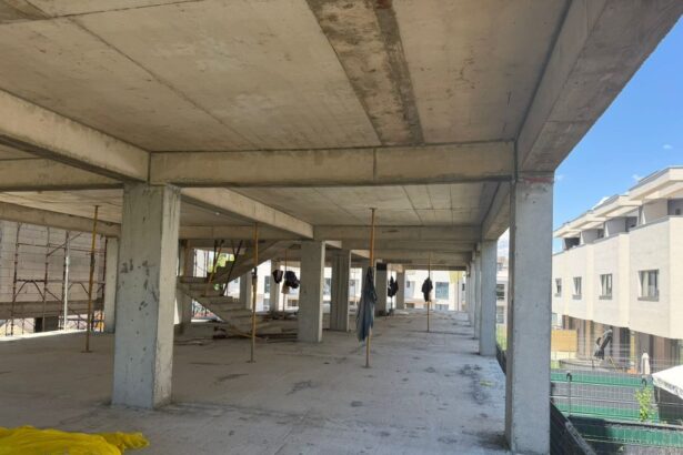 video aberant un investitor continua lucrarile la un bloc din constanta desi vecinii au obtinut suspendarea autorizatiei de construire 6a3867030f587
