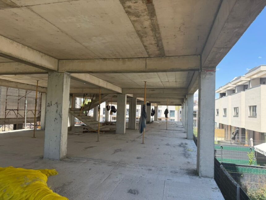 video aberant un investitor continua lucrarile la un bloc din constanta desi vecinii au obtinut suspendarea autorizatiei de construire 6a3867030f587
