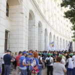 video angajatiii din finante protest in fata ministerului joi mii de angajati vor opri lucrul in toata tara din cauza legii salarizarii 6a1fe9555de4b