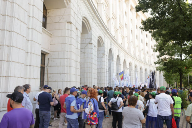 video angajatiii din finante protest in fata ministerului joi mii de angajati vor opri lucrul in toata tara din cauza legii salarizarii 6a1fe9555de4b