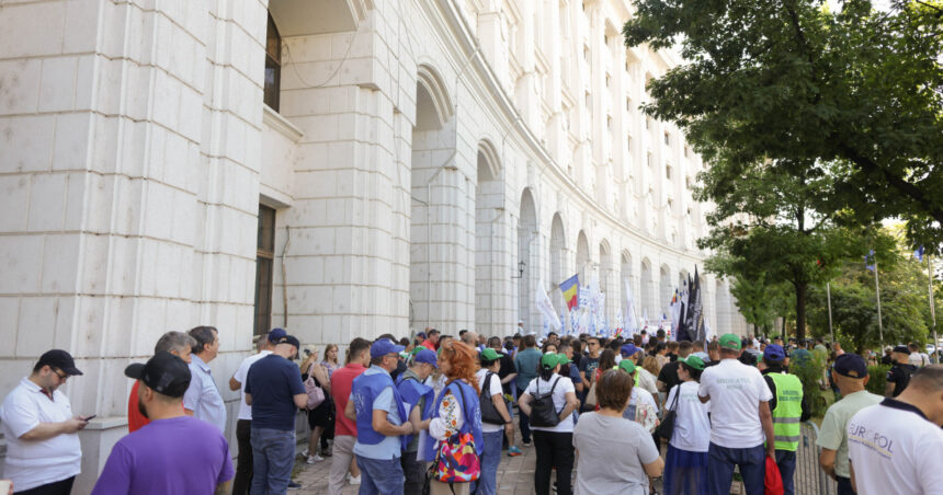 video angajatiii din finante protest in fata ministerului joi mii de angajati vor opri lucrul in toata tara din cauza legii salarizarii 6a1fe9555de4b