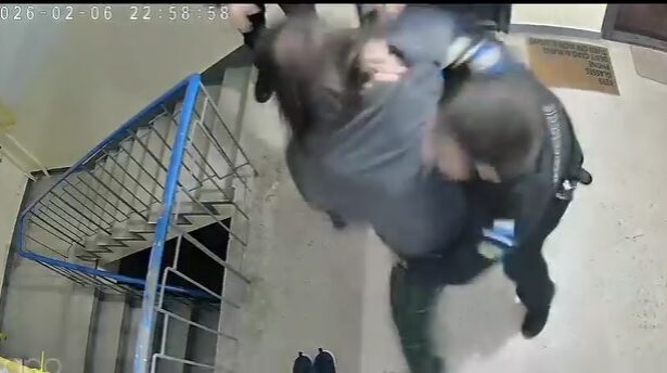 video barbatul care a luat politistii la pumni pe scara blocului in tomis nord este internat la sapoca si asteapta expertiza medicala 6a23f48f001bc