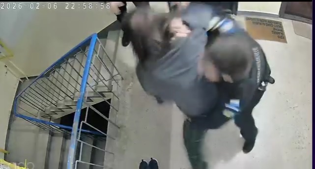 video barbatul care a luat politistii la pumni pe scara blocului in tomis nord este internat la sapoca si asteapta expertiza medicala 6a23f48f001bc