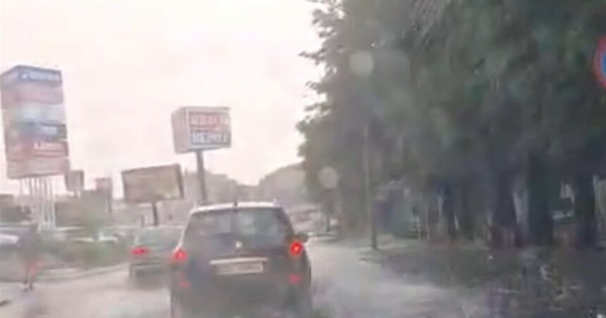 video cod rosu de furtuna in targoviste strazi inundate de ploaia torentiala zonele in care sunt asteptate vijelii si grindina 6a428f5111790