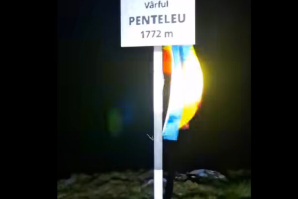 video doi turisti rataciti pe munte in buzau au fost salvati de jandarmi dupa o interventie de 5 ore 6a25a6de6b66d