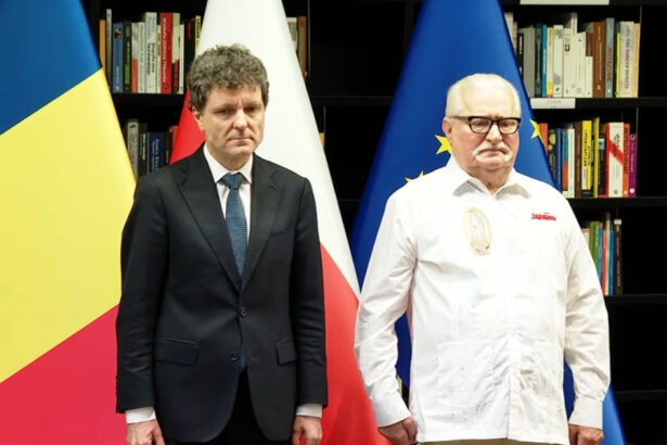video fostul presedinte polonez lech walesa decorat de nicusor dan societatile noastre au nevoie de modele 6a3d56344ade7