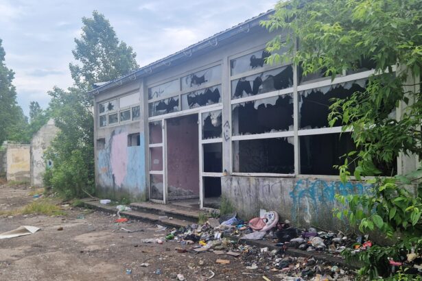 video foto noi reclamatii ale constantenilor cladirea abandonata de pe aurel vlaicu in continuare focar de infectie 6a200012f3924