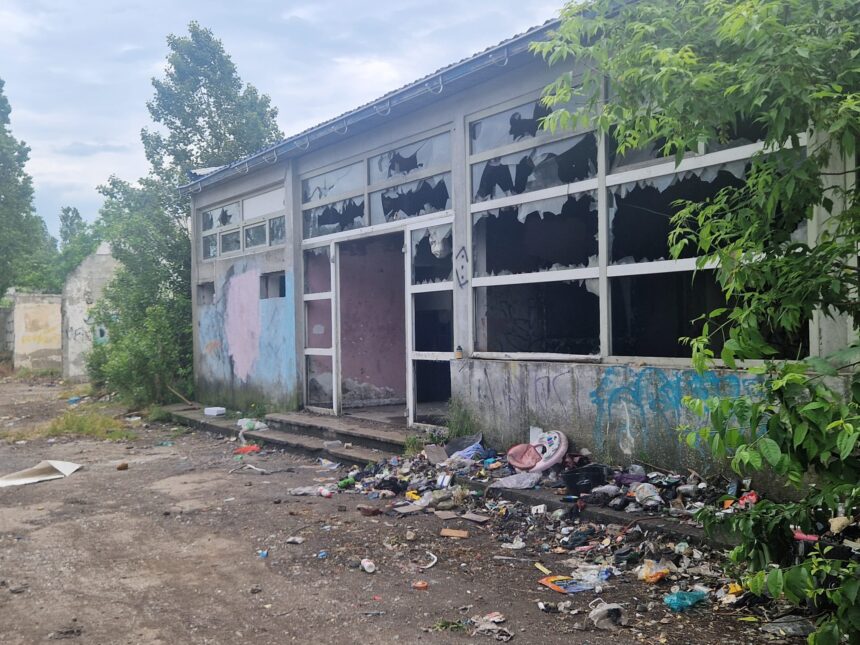video foto noi reclamatii ale constantenilor cladirea abandonata de pe aurel vlaicu in continuare focar de infectie 6a200012f3924