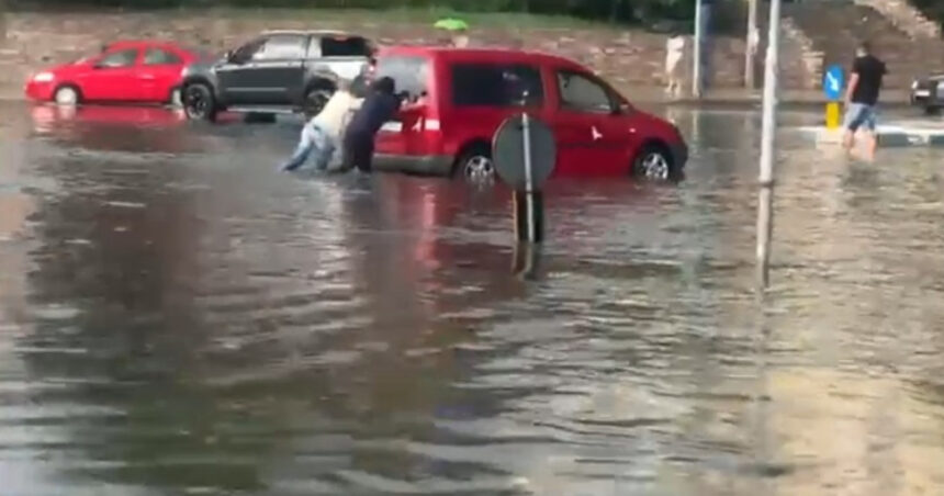 video furtunile au facut ravagii in mai multe localitati din tara strazi inundate in craiova si zeci de masini au ramas blocate in apa 6a3a20cf17968