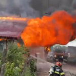 video incendiu de proportii in judetul buzau doua case cuprinse de flacari in sahateni pompierii intervin cu mai multe autospeciale 6a2bf80c3605f