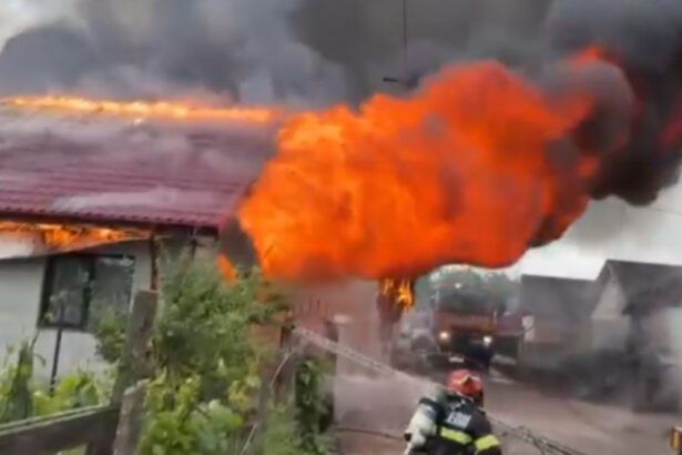 video incendiu de proportii in judetul buzau doua case cuprinse de flacari in sahateni pompierii intervin cu mai multe autospeciale 6a2bf80c3605f