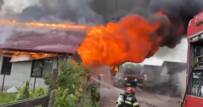 video incendiu de proportii in judetul buzau doua case cuprinse de flacari in sahateni pompierii intervin cu mai multe autospeciale 6a2bf80c3605f