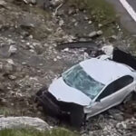 video momentul in care o masina parcata pe transfagarasan dar care nu a fost asigurata cade in gol 6a381178ee531