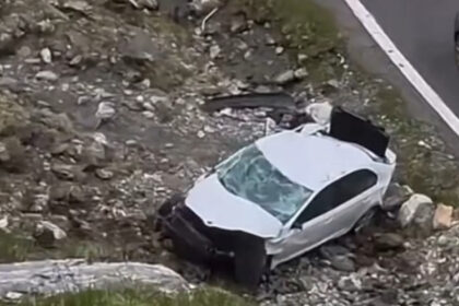 video momentul in care o masina parcata pe transfagarasan dar care nu a fost asigurata cade in gol 6a381178ee531