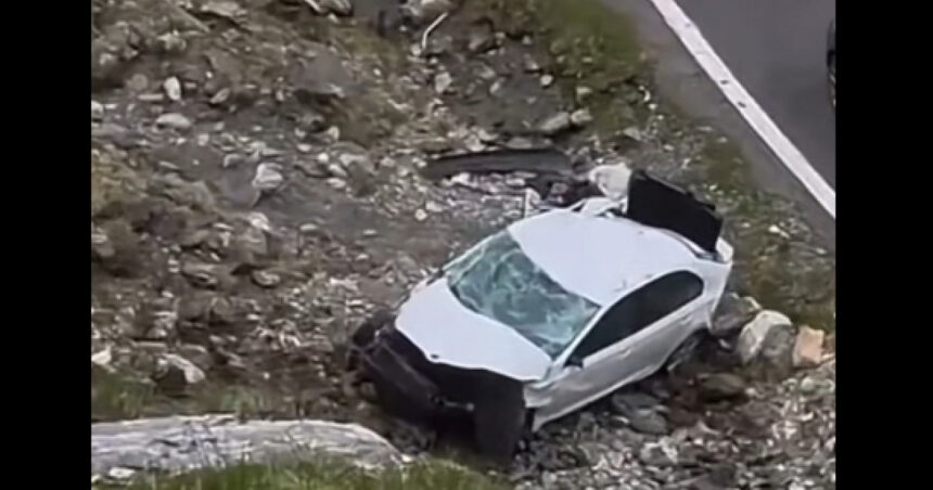 video momentul in care o masina parcata pe transfagarasan dar care nu a fost asigurata cade in gol 6a381178ee531