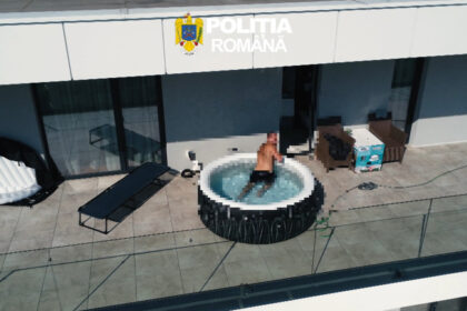 video momentul in care un roman urmarit international este saltat de politisti dintr o piscina gonflabila de pe terasa apartamentului sau 6a3facf91b925