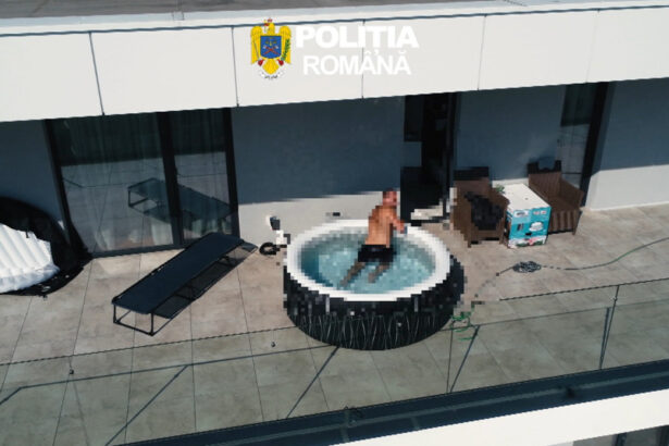 video momentul in care un roman urmarit international este saltat de politisti dintr o piscina gonflabila de pe terasa apartamentului sau 6a3facf91b925