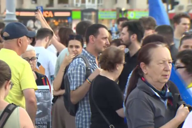 video protest in piata victoriei romania e sub asediu cand sistemul se lupta sa nu se schimbe nimic este timpul sa iesim in strada 6a358a754f0e8