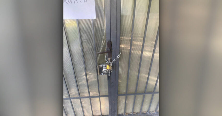 video situatie neobisnuita la craiova locatarii unui bloc trec prin magazin ca sa ajunga acasa un barbat a pus lacat pe poarta de acces 6a30ed331199a